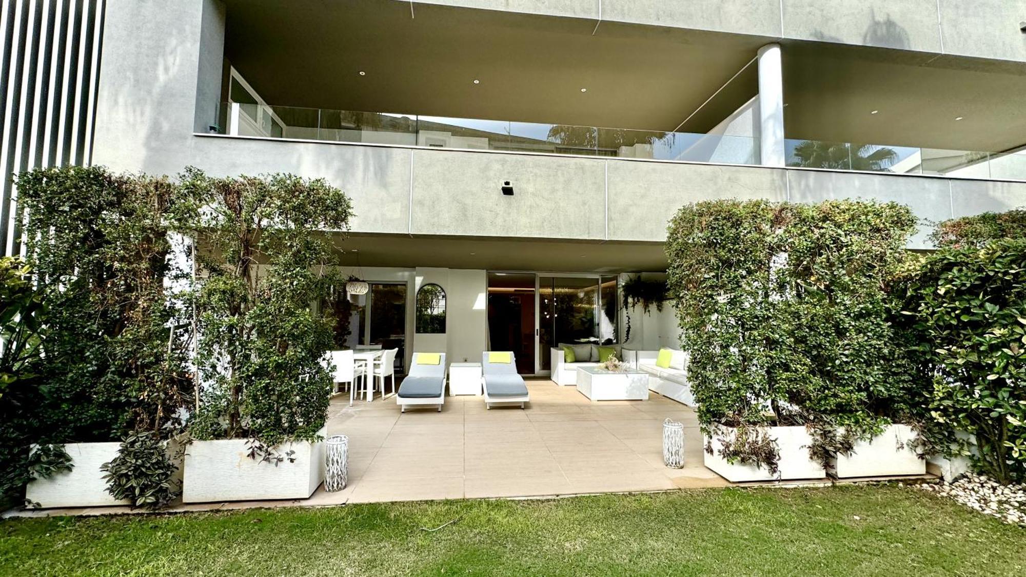 Modern Flat With Private Garden In Royal Banus Apartamento Marbella